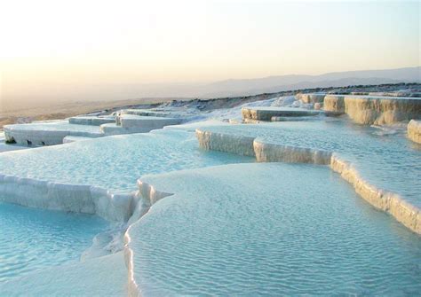 Le Château de Pamukkale: Un miracle minéral sculpté par le temps!