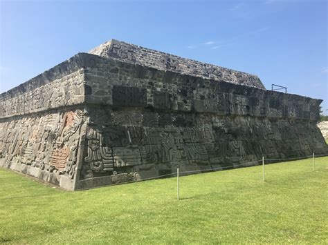 Le Templo de la Serpiente Emplumada: Un Monument Antique au Coeur d'Iguazu!